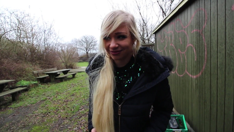 Eronordic: Une blonde sexy exhibe ses seins et suce une bite...