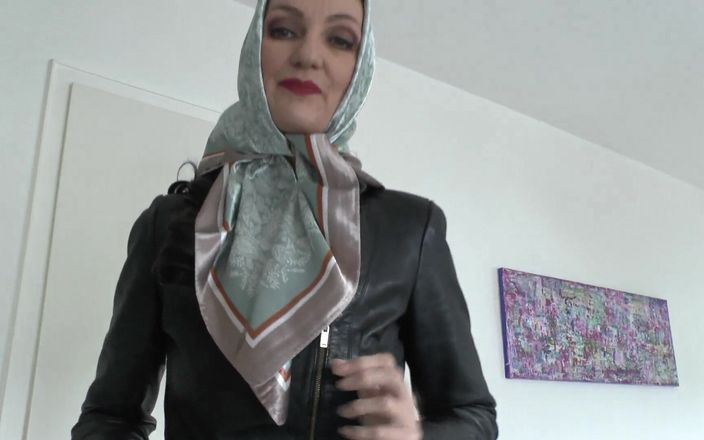 Lady Victoria Valente: Saténová módní show s šátkem, saténový šátek a kožená bunda, JOI Lady...
