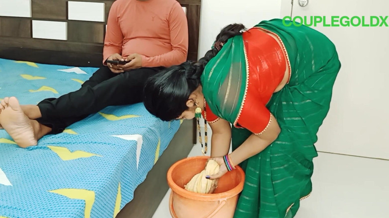 Sexy Komal: Pembantu Komal melewati batasnya dan kemudian melompat dari pemiliknya