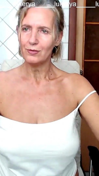 La allegra lukerya con le tette che rimbalzano comunica nel kit