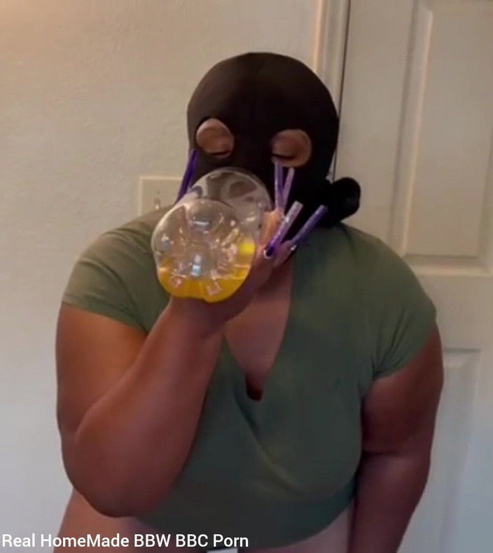 Super sexy ebony cuties: Pinkeln in eine flasche, trinkt meine pisse