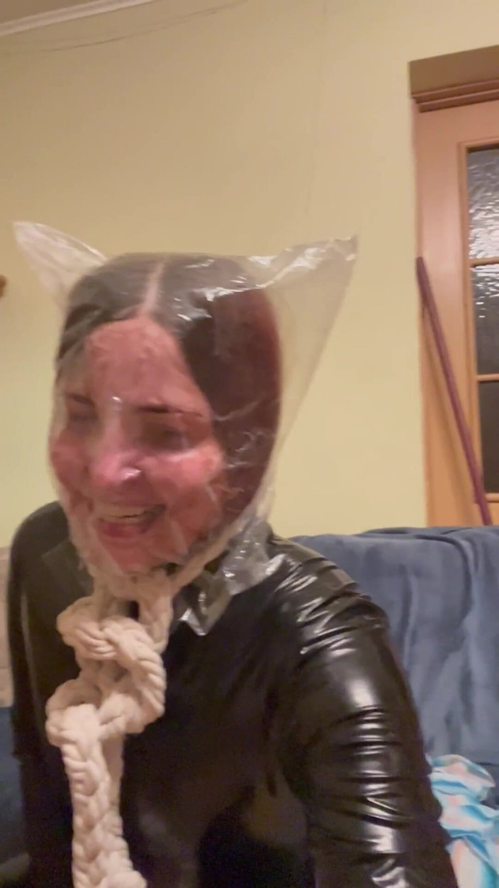 Elena917: 2 Latex-catsuits und 5 Minuten im Plastiksack