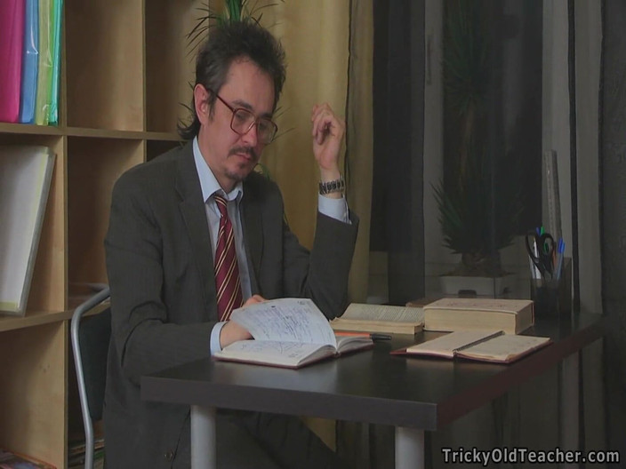 Tricky Old Teacher: 两个年轻的男女同校在3P中给口交和操老师