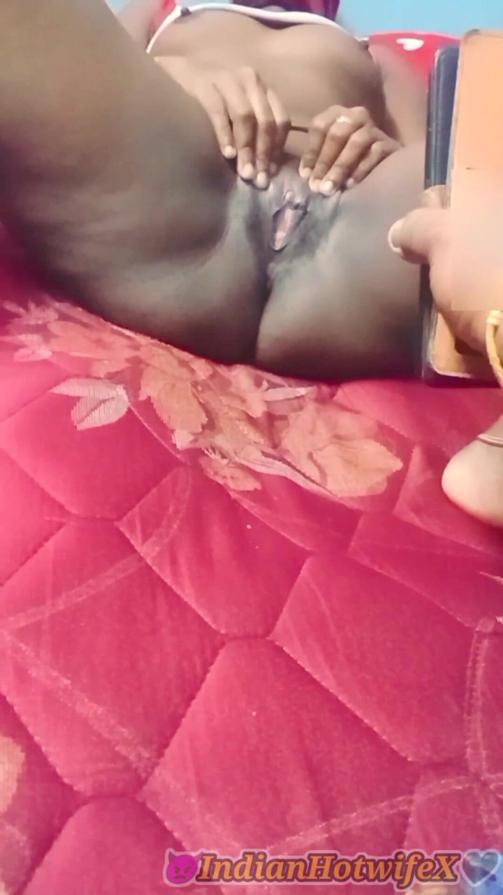 RenuRaj: Le gros cul noir, les seins et la chatte taquinés...