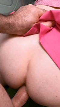 Мачеха застряла в стиральной машине принимает его в обе дырки, чтобы сохранить это в тайне