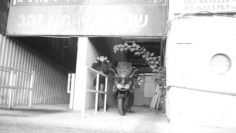 Voyager: Trong quần tất trong suốt và một chiếc váy trong...