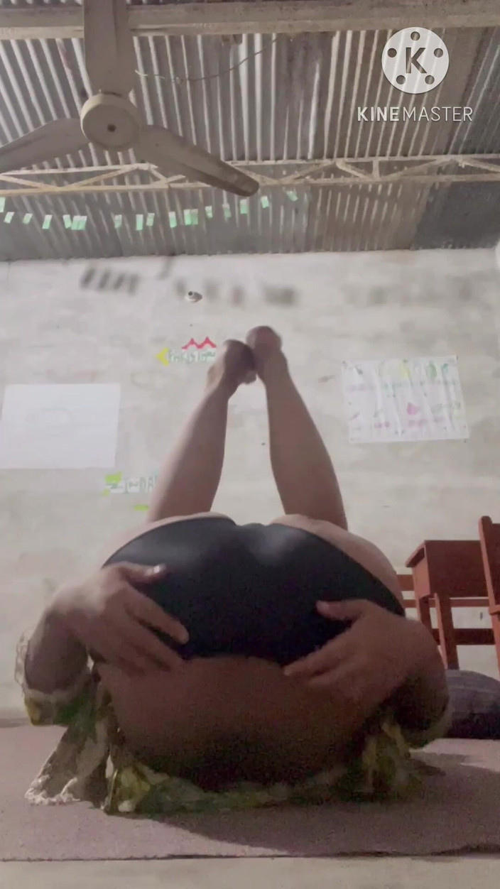 Apple00001: Aku lagi asik fingering lubang pantatku dan aku fingering memekku...