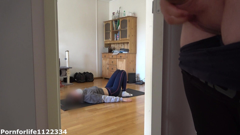 Pornforlife1122334: Мені подобається дивитися, як моя зведена сестра займається йогою, і дрочить
