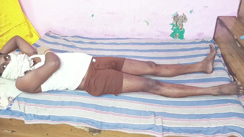 Priyabhabhi2011: Отчим принимает свою маленькую падчерицу к кровати