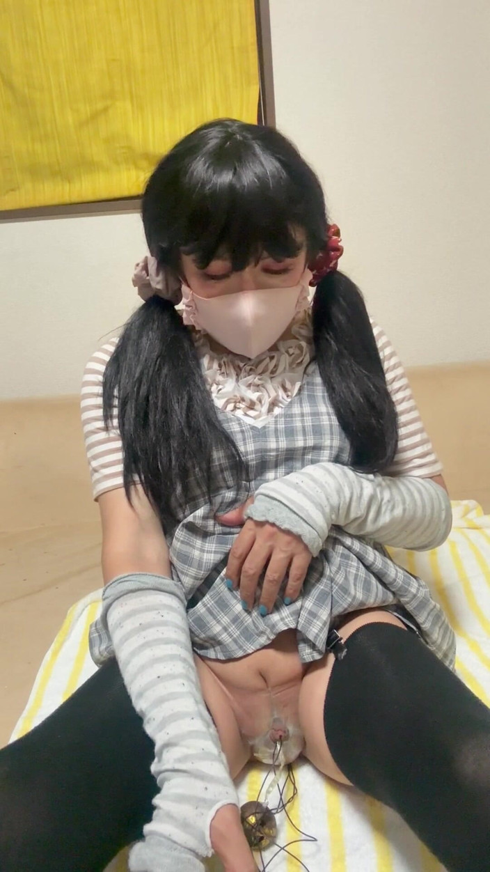 megu2002: Plug anal n° 287 dans le salon