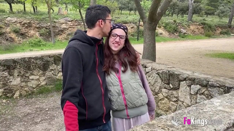 FAKings: 젖탱이를 빠는 시골 소녀 Diana와 Cristian의 야외 경험!