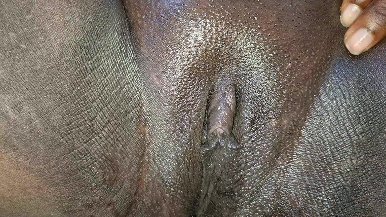 BMCs: Můj prst pracuje na mé špinavé kundičce, dokud se nevystříkám