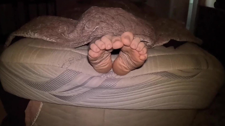 Mrs Dimples: Honění tvého ptáka na moje nebinární chodidla, zatímco se snažím...