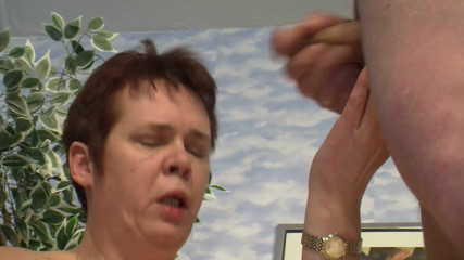 Mature Climax - 100% Mature Videos: Une gilf salope à forte poitrine se fait lécher la chatte...