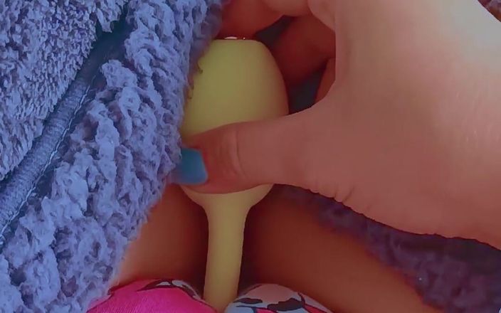 Little Dessert: Pengalaman vibrator pertama mahasiswi mungil latina
