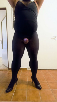 Oso con barriga en mallas y bañador masturbándote delante del espejo