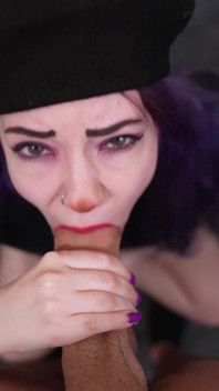 La ragazza con i cosplay della poesia fa un