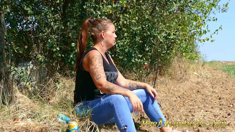 Pee Adventures: Wet her jeans in the heat outdoor