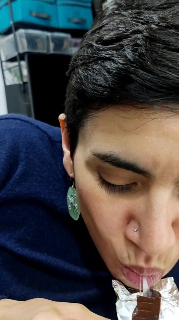 TheArtOfCum: 快！射在她最喜欢的巧克力上！