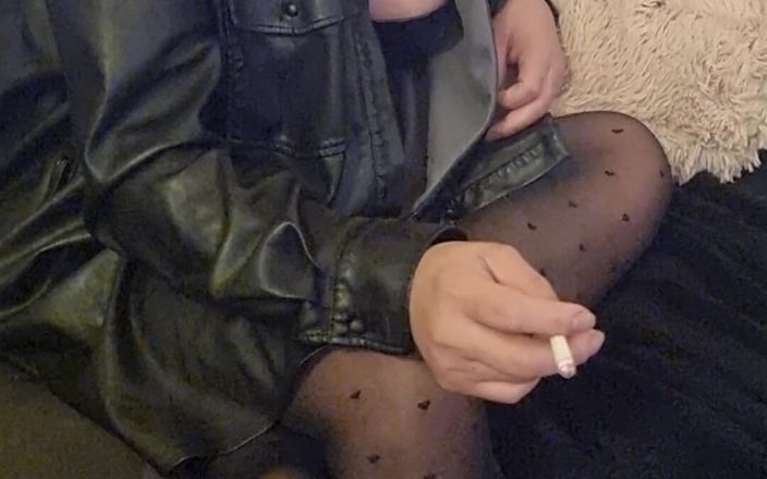 Mistress Meley: Áo sơ mi da hút thuốc