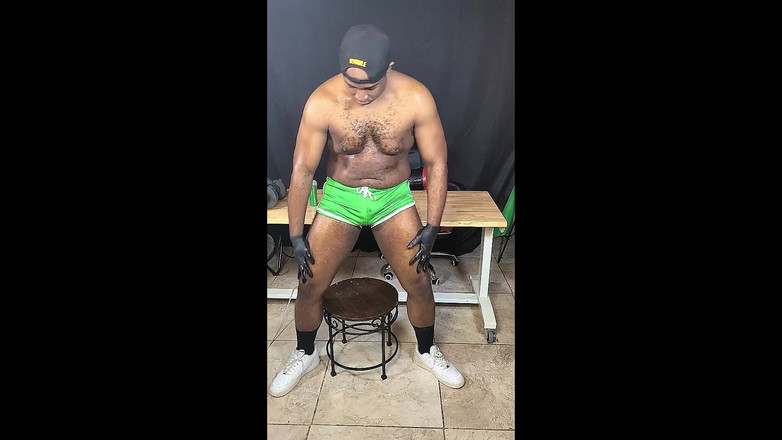 Blkbamaboi73: Aceitada musculosa streamer gay sacudiendo una polla gigante después de...
