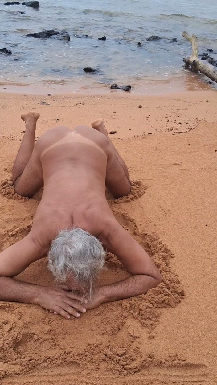 Ladysilvas: Ladysilva na plaży nago pokazując swoją wielką seksowną dupę opalona...