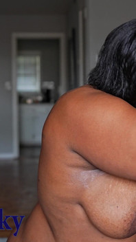 Ébano milf quiere chupar al mejor amigo de su novio