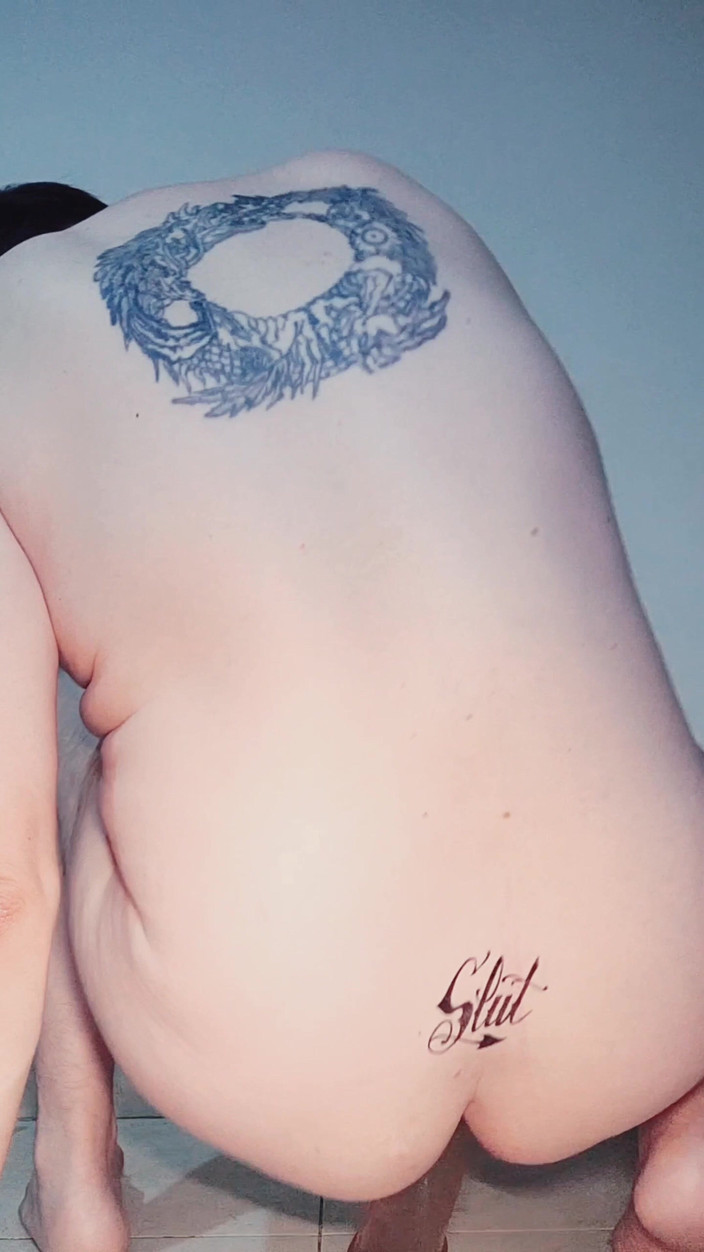 SlutClosetedfag: Cewek nakal ini lagi asik ngentot memeknya pakai dildo