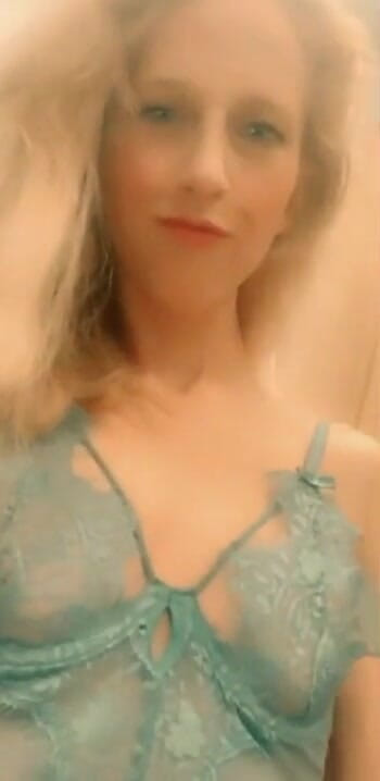 Chelly181818: Aquamarin in dessous klatscht und squirtet