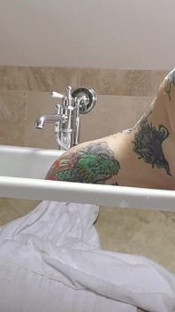 Banyo zamanı yüze boşalma