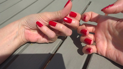 Lady Victoria Valente: Rode vingernagels zijn zo mooi - lange natuurlijke nagels!