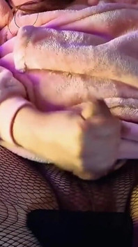 Giocare e masturbarsi è divertente allo stesso tempo!
