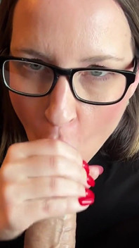 MILF dalam blowjob/ handjob MILF bercermin mata, pancutan mani