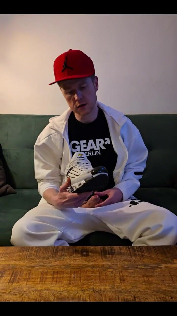 Roman Heart: Beyaz Adidas Track Suit içinde eğlence