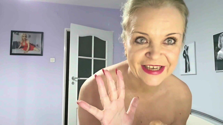 Misses_Jenny: La abuela se masturba en su habitación