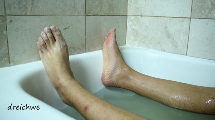 Dreichwe: Pies calientes en una bañera con jabón
