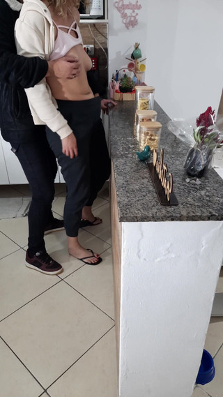 Gabi SweetCouplesStories: 继女一边吃早餐一边休息。