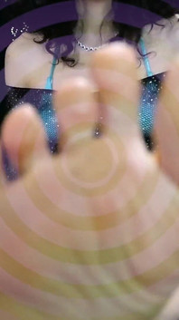 Menyembah kaki terdedah yang memukul