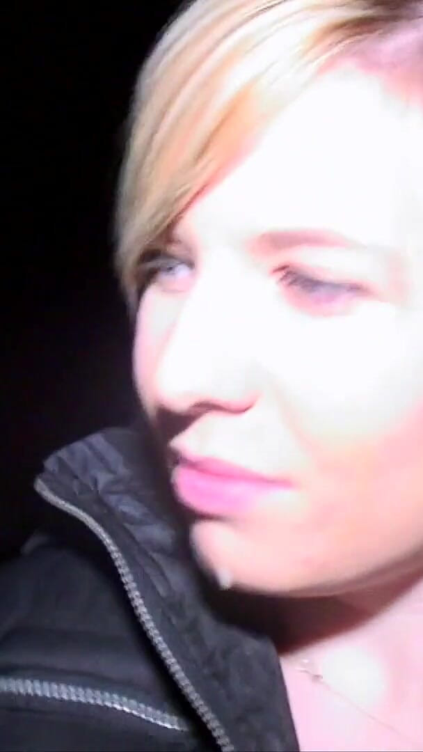 Killergram: Brudna Młoda blondynka brytyjska dziwka rozgrzewa kutasy w zimną noc...