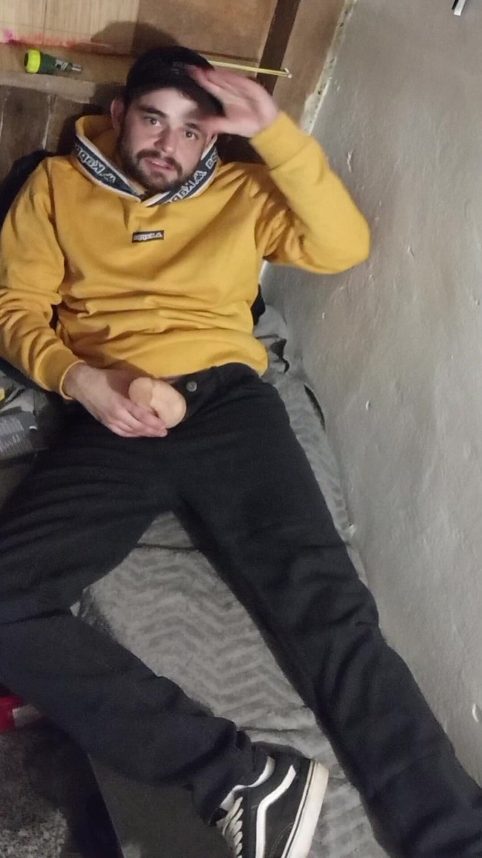 jerkofflover: 오두막에서 침대에서 자위 행위