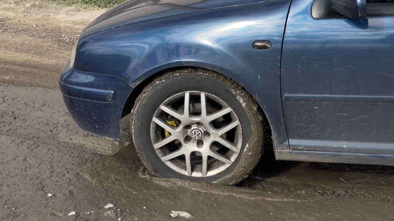 HotPrincessUA: Auto bloccata nel fango: masturbazione disperata, pompino sciatto e sborrata...