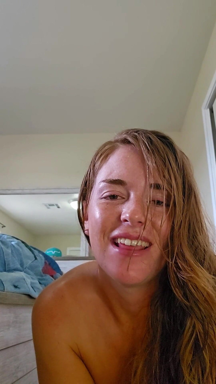 NaughtyRedFarmgirl: Kızıl saçlı götünü sikiyor ve amcığı her yere fışkırtıyor