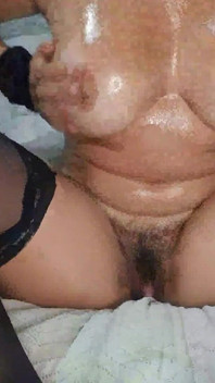 Ho Strofinato a Fondo I Miei Capezzoli Con I Piercing E Massaggiato Le Mie Grandi Tette E La Figa Pelosa Con Molto Olio.