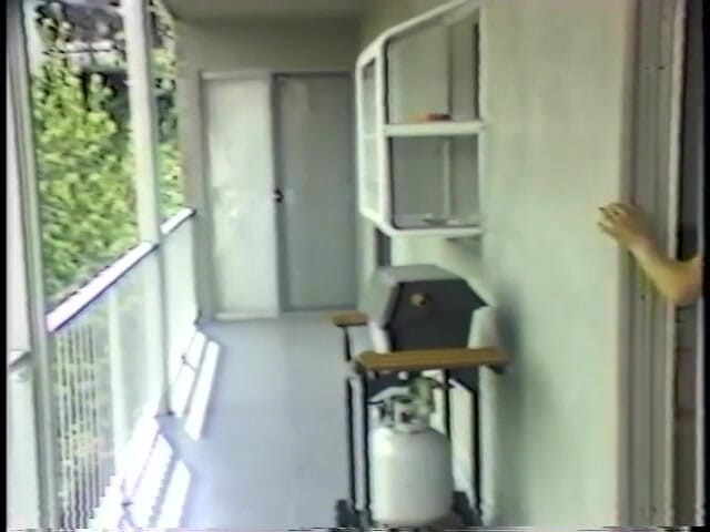 Old Good Porn: Sarışın genç kız kedi dövüşü sırasında ince esmerin götünü kanepede...