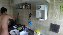 Esposaheyya: Moglie cucina nuda