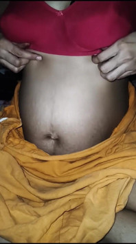 पति से बात करते हुए उसने अपने सौतेले भाई को अपनी चूत का मजा दिया