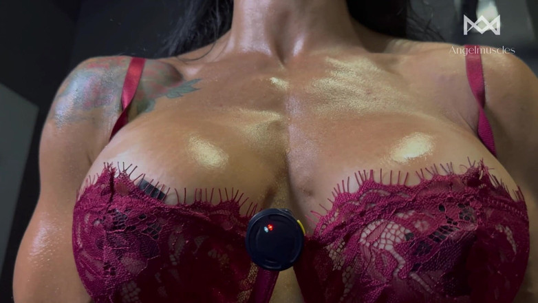 Angelmuscles: Encaje Rojo Y Bíceps Poderosos