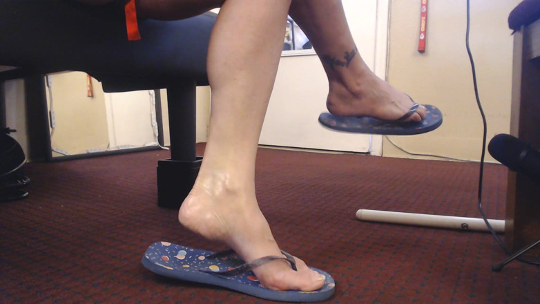 Abby Anna: ASMR flip flop tapando balões azuis