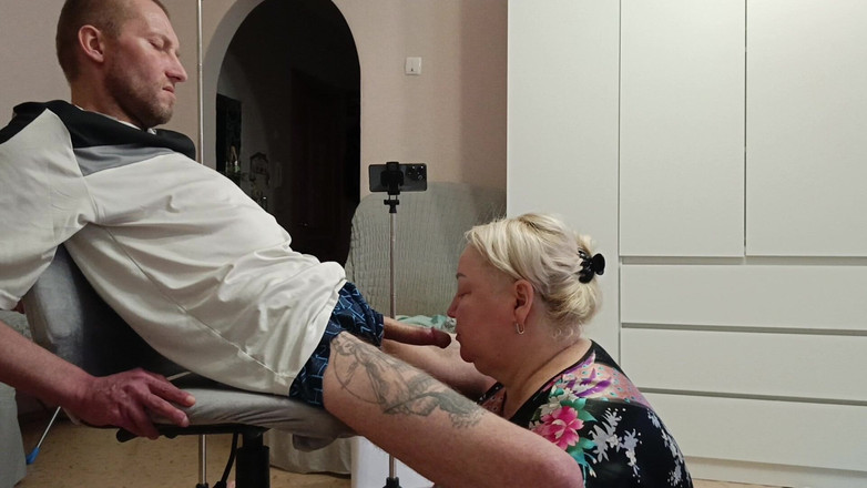 Zona901: Ibu tiri memberikan blowjob untuk dapat pancutan mani yang mencukupi