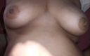 Hot Stepmom Sex: Une MILF desi suce une grosse bite d’un jeune garçon